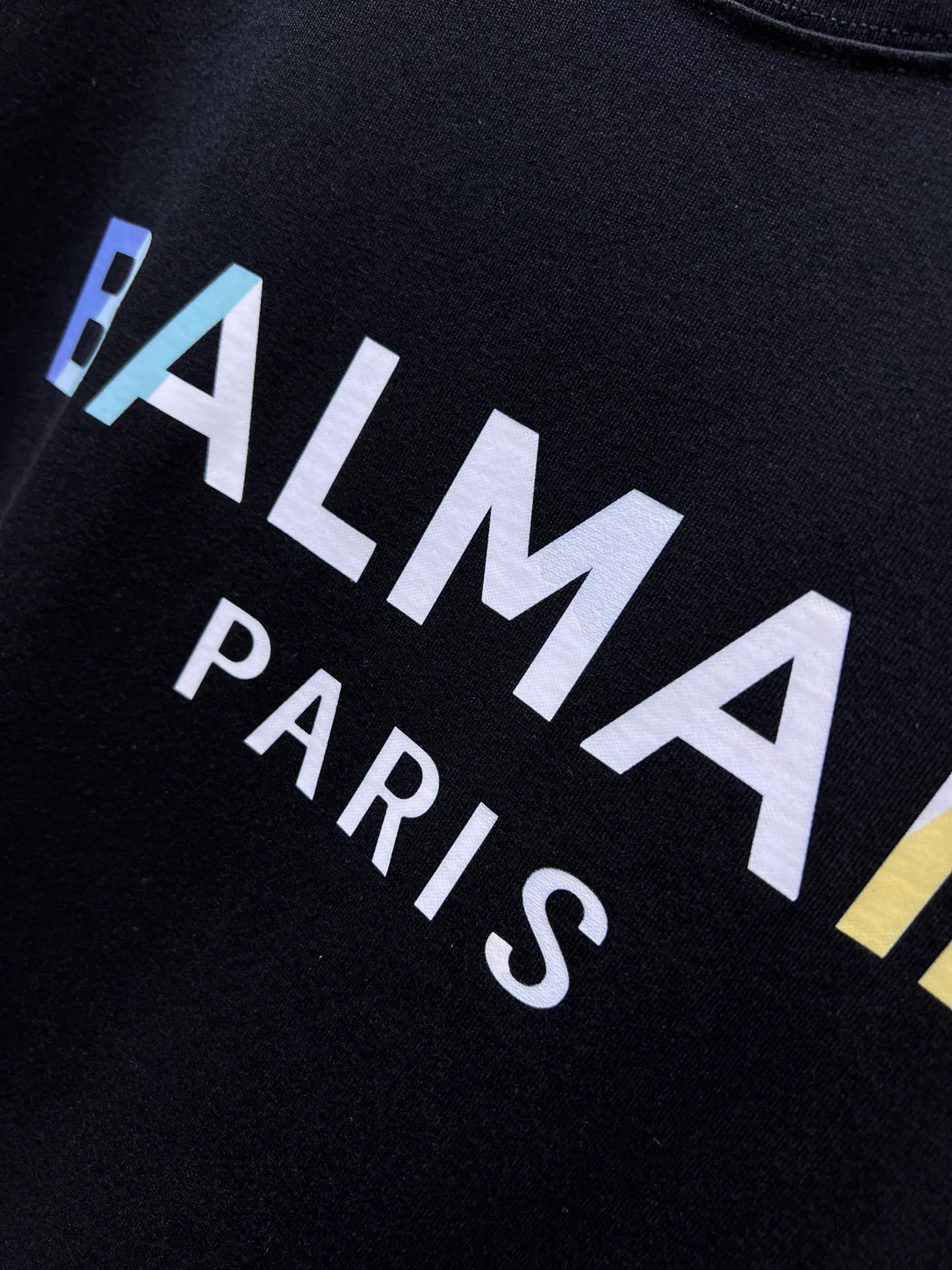 Balmain🌟New Arrival letter printing double-layer heavy-duty short-sleeved T-shirts. Letter patterns, whether T-shirts or sweatshirts, are hot sale items every year. The large-area front printing uses Dakangli digital printing machine direct injection. The cost is extremely high. After many debuggings, the color difference of the pattern is close to 99% of the original version. It is different from the junk offset printing version in the market. It is super time-consuming. The fabric is exclusively customized and dyed. Gram cotton double-strand 🐎🐎Size: S-XXL Black White 2 colors (the last picture of the Size table is available) Size table Bust Shoulder Width Clothes Length Sleeve Length S 110 54 69 21 M 114 56 71 22 L 118 58 73 22 XL 122 60 75 23 2XL 126 62 77 23